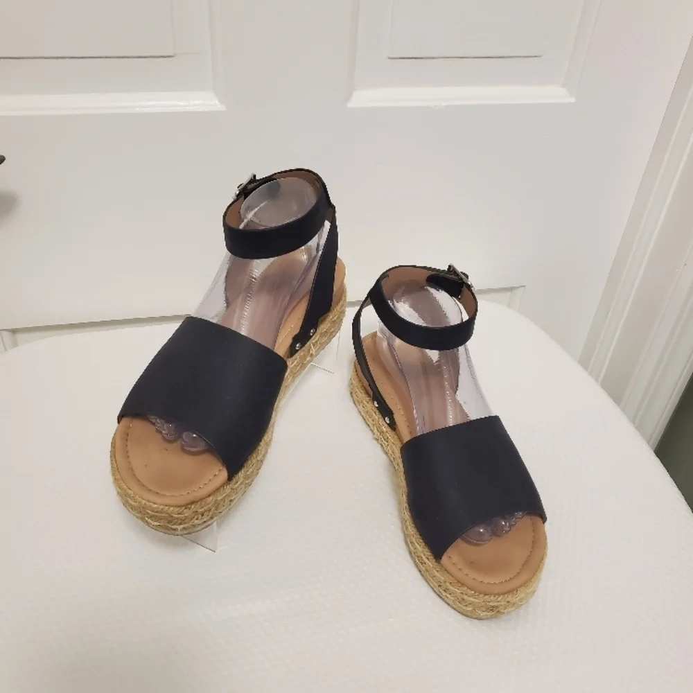 CUSHIONAIRE Black Espadrille Sandals Size 9, Preppy, Classic